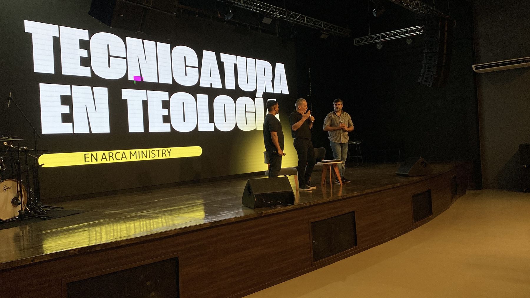 Equipo docente presentando la Tecnicatura en Teología